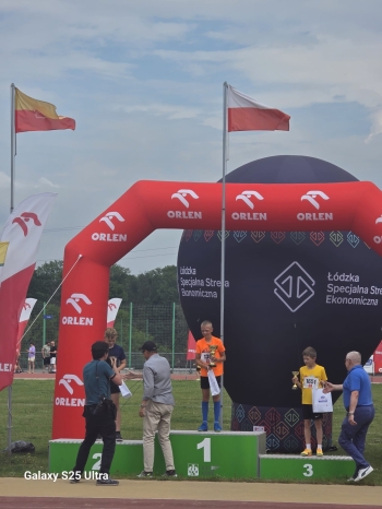 Paweł na podium.JPG