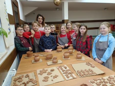 OD GLINY DO DZBANKA – UCZNIOWIE KLASY III POZNAJĄ KASZUBSKIE RZEMIOSŁO