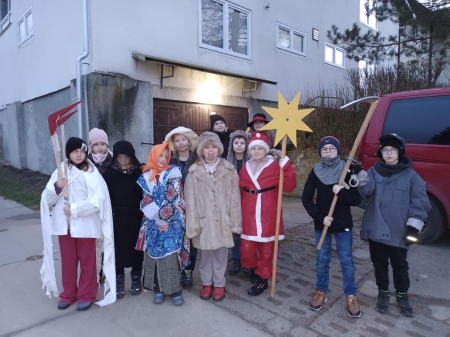 TRADYCJA I RADOŚĆ - KOLĘDOWANIE KLASY III PO SWORNEGACIACH I OKOLICACH