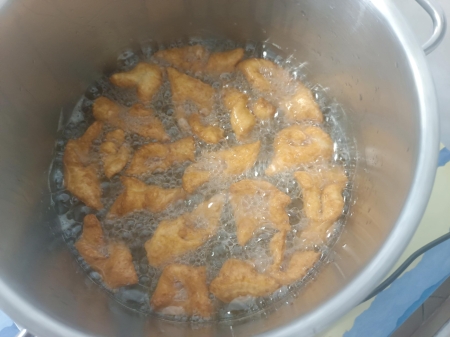 ZAPUSTY W NASZEJ SZKOLE – PIECZENIE CHRUŚCIKÓW NA LEKCJI JĘZYKA KASZUBSKIEGO