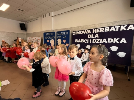 „HERBATKA DLA BABCI I DZIADKA” – WYJĄTKOWA UROCZYSTOŚĆ W NASZYM PRZEDSZKOLU...