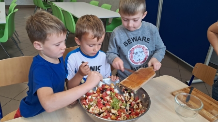 SMACZNA I ZDROWA SAŁATKA OWOCOWA W WYKONANIU STARSZAKÓW