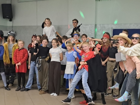 DYSKOTEKA ''POSTACI Z BAJEK''